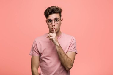 Genç, havalı, beyaz bir adam ya sır saklıyor ya da sessizlik istiyor..