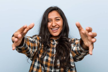 Genç, havalı Hintli kadın kameraya sarıldığı için kendinden emin..