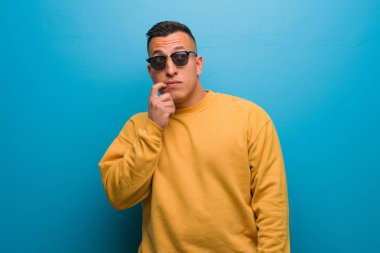 Şüphelenen ve kafası karışmış genç bir Kolombiyalı.