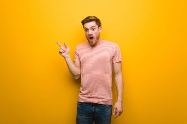 Yan işaret genç Redhead adam