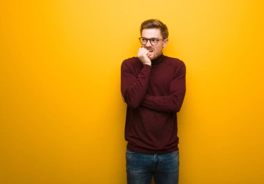 Tırnak yiyen, gergin ve endişeli genç bir adam.