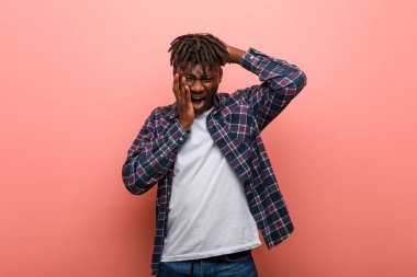 Genç Afrikalı siyah adam sızlanıyor ve ağlıyor..