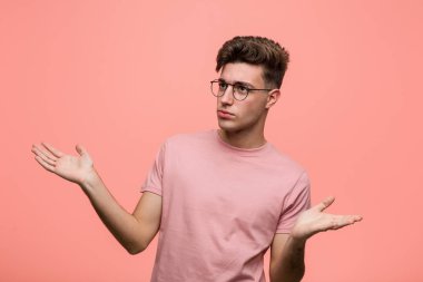 Genç, havalı, beyaz bir adam iki seçenek arasından şüphe ediyor..