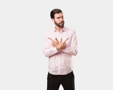 Genç yakışıklı adam iki seçenek arasında karar