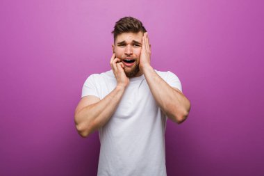 Genç, yakışıklı, ağlayan ve sızlanan beyaz bir adam..