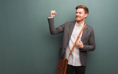 Teslim olmayan genç kızıl saçlı iş adamı.