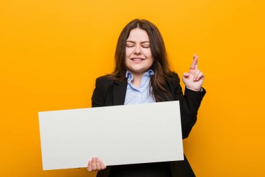 Genç ve cüsseli bir kadın şans dilemek için şans diliyor.