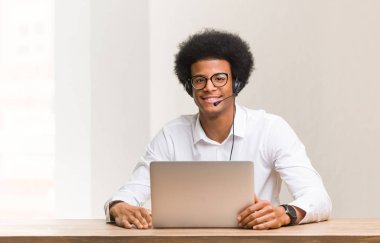 Genç pazarlamacı, gülümseyen neşeli siyah adam.