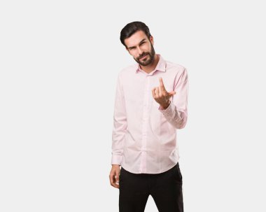 Genç yakışıklı adam gelmek istiyor.