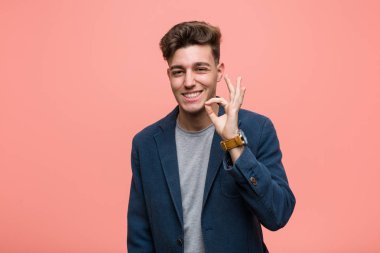 Genç iş adamı göz açıp kapayıncaya kadar elinde iyi bir jest tutuyor..