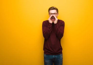 Genç akıllı adam bağırıyor, mutlu bir şeyler haykırıyor.