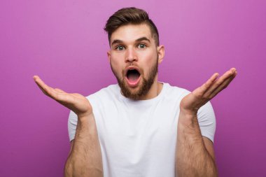 Genç yakışıklı beyaz adam şaşırdı ve şok oldu..