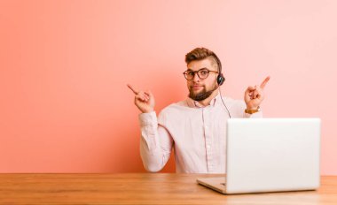 Çağrı merkezinde çalışan genç adam iki seçenek arasında seçim yapmaya çalışıyor..