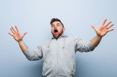 Genç yakışıklı fitness adamı yakın bir tehlike yüzünden şoka uğruyor.