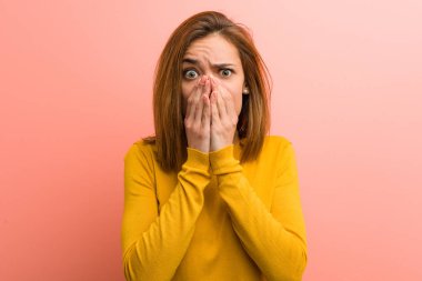 Korkmuş ve korkmuş genç bir kadın..