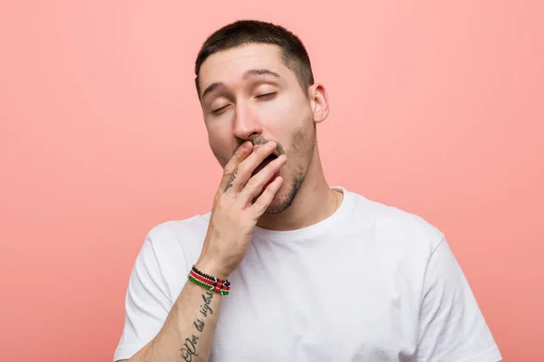 Jovem Homem Casual Bocejando Mostrando Gesto Cansado Cobrindo Boca Com — Fotografia de Stock