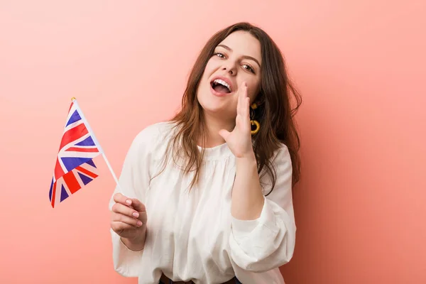Młody Rozmiar Krzywy Kobieta Trzyma Zjednoczone Królestwo Flaga Krzycząc Podekscytowany — Zdjęcie stockowe
