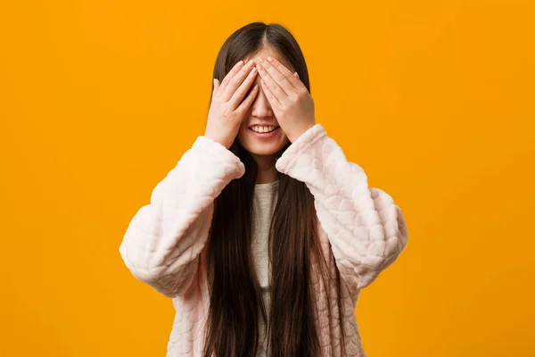 Joven Mujer China Pijama Cubre Los Ojos Con Las Manos —  Fotos de Stock