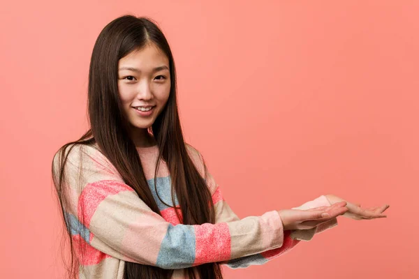 Joven Mujer China Fresca Sosteniendo Espacio Copia Una Palma —  Fotos de Stock