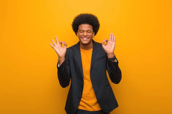 Jovem Empresário Afro Americano Homem Sobre Uma Parede Laranja Realizando — Fotografia de Stock