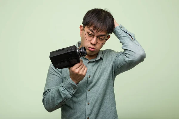 Joven Chino Sosteniendo Una Cámara Vintage Preocupado Abrumado —  Fotos de Stock