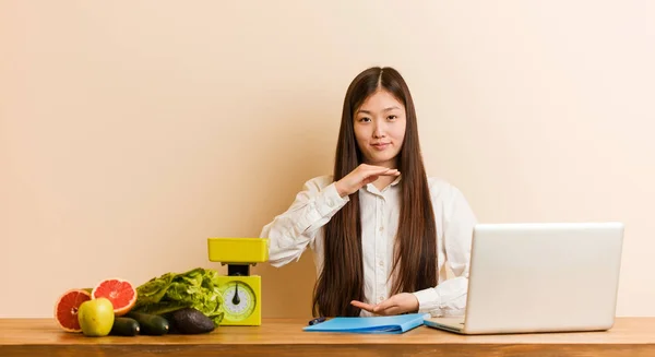 Jovem Nutricionista Mulher Chinesa Trabalhando Com Seu Laptop Segurando Algo — Fotografia de Stock