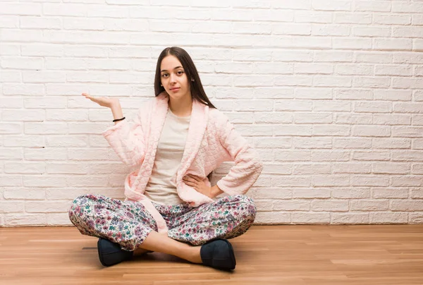 Jonge Vrouw Draagt Pyjama Holding Iets Met Hand — Stockfoto