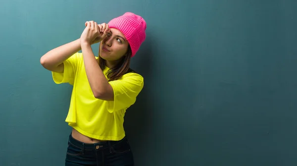 Jovem Mulher Moderna Fazendo Gesto Spyglass — Fotografia de Stock