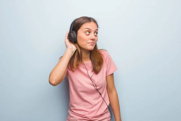 Uma Jovem Caucasiana Tenta Ouvir Uma Fofoca Ela Está Ouvindo — Fotografia de Stock