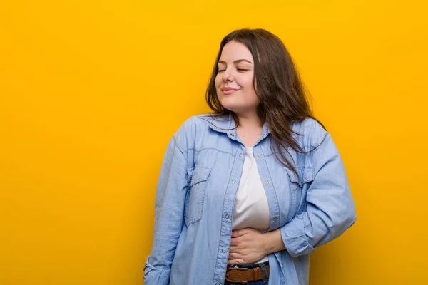 Jovem Curvilínea Size Mulher Toca Barriga Sorri Suavemente Comer Conceito — Fotografia de Stock