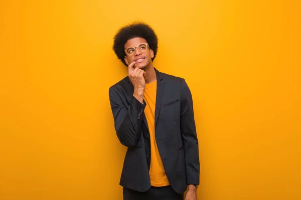 Jovem Empresário Afro Americano Homem Sobre Uma Parede Laranja Relaxado — Fotografia de Stock