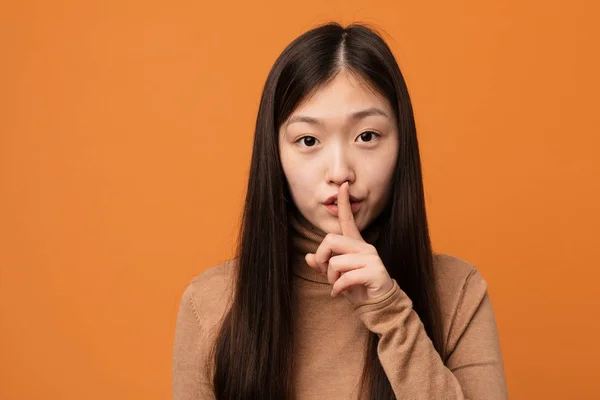 Jovem Mulher Chinesa Bonita Mantendo Segredo Pedindo Silêncio — Fotografia de Stock