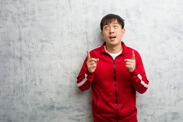 Young Sport Fitness Chinese Surprised Pointing Show Something — Stock Photo, Image