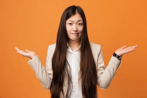 Jovem Empresária Chinesa Confusa Duvidosa Levantando Mãos Para Segurar Espaço — Fotografia de Stock