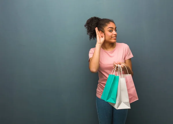 Jonge Zwarte Vrouw Probeert Naar Roddels Luisteren Heeft Een Boodschappentas — Stockfoto