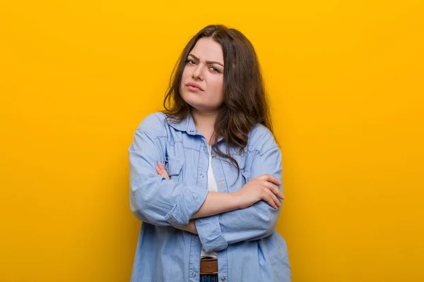 Jonge Bochtige Size Vrouw Ongelukkig Zoek Camera Met Sarcastische Uitdrukking — Stockfoto