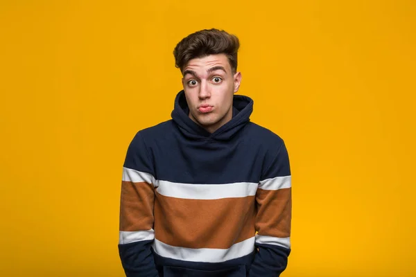 Jonge Coole Man Draagt Een Hoodie Shrugs Schouders Open Ogen — Stockfoto