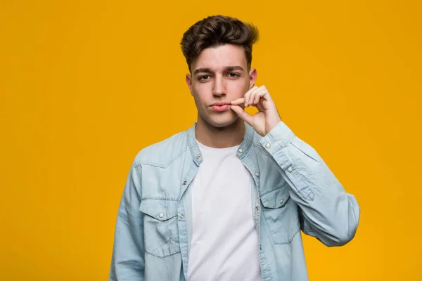 Jonge Knappe Student Draagt Een Denim Shirt Met Vingers Lippen — Stockfoto