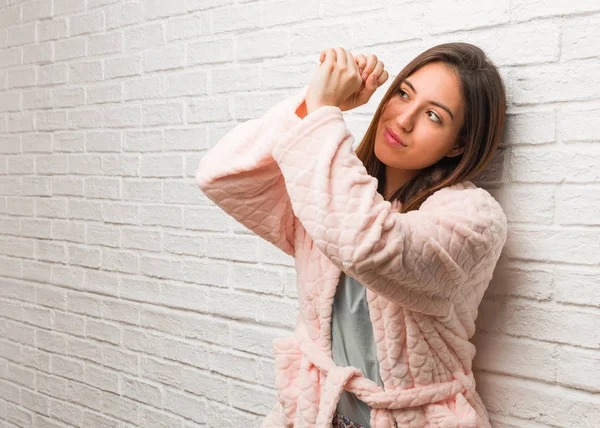 Jonge Vrouw Draagt Pyjama Het Maken Van Het Gebaar Van — Stockfoto