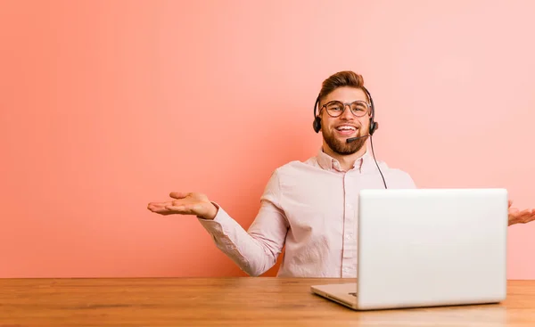 Joven Trabajando Centro Llamadas Mostrando Una Expresión Bienvenida — Foto de Stock