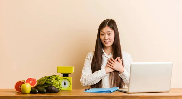 Jovem Nutricionista Chinesa Que Trabalha Com Seu Laptop Tem Expressão — Fotografia de Stock