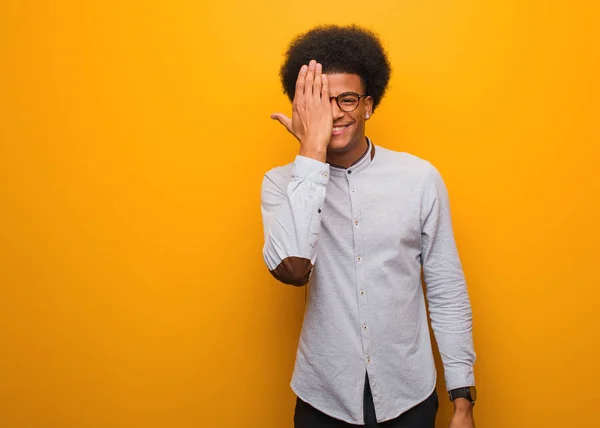 Giovane Uomo Afroamericano Muro Arancione Urlando Felice Coprendo Viso Con — Foto Stock