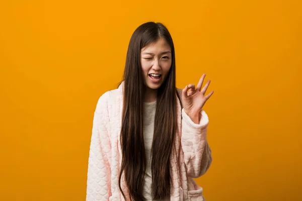 Pijamalı Genç Çinli Bir Kadın Göz Kırptı Elleriyle Iyi Bir — Stok fotoğraf