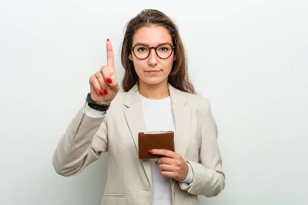 指でナンバーワンを示す財布を持っている若いヨーロッパのビジネス女性 — ストック写真