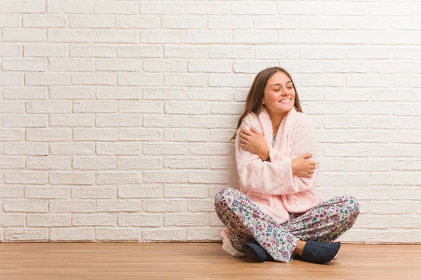 Jonge Vrouw Draagt Pyjama Het Geven Van Een Knuffel — Stockfoto