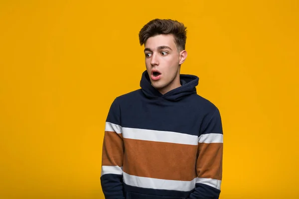 Jonge Coole Man Draagt Een Hoodie Wordt Geschokt Door Iets — Stockfoto