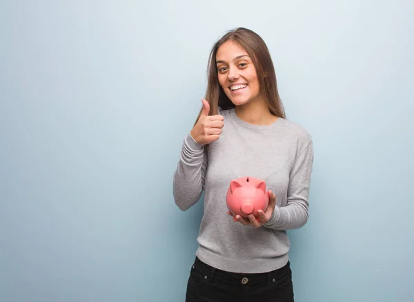 Joven Mujer Bastante Caucásica Sonriendo Levantando Pulgar Hacia Arriba Ella — Foto de Stock