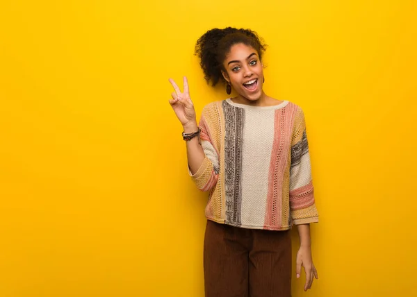 Joven Afroamericana Negra Con Ojos Azules Haciendo Gesto Victoria —  Fotos de Stock