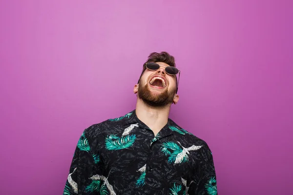 Jovem Vestindo Olhar Férias Relaxado Feliz Rindo Pescoço Esticado Mostrando — Fotografia de Stock