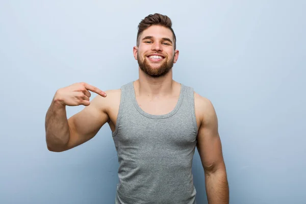 Jonge Knappe Fitnessman Die Met Hand Wijst Naar Een Shirt — Stockfoto